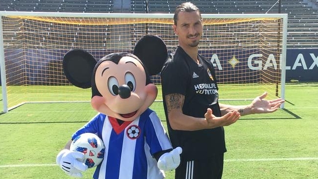 Zlatan Ibrahimovic se rió de su parecido con “Goofy” y posó con “Mickey Mouse”