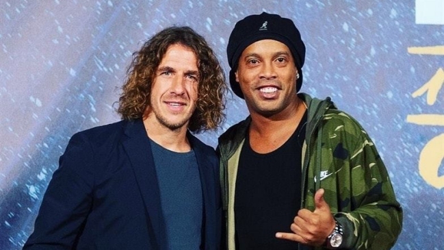 ¡Más atento! El sutil “túnel” que le metió Ronaldinho a Carles Puyol en evento benéfico