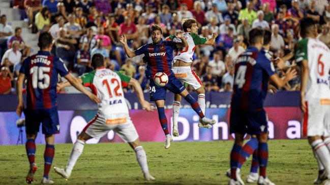 Alavés de Maripán se enredó con Levante y fue incapaz de quedar como líder en España