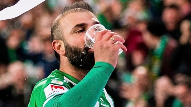 La jornada perfecta: Marcó un golazo, le tiraron un vaso de cerveza y se lo tomó