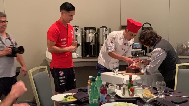 Los jugadores de la selección chilena celebraron a Felipe Gutiérrez por su cumpleaños 28