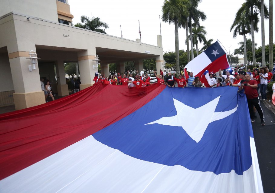 Los hinchas de la Roja brindaron banderazo previo al duelo ante Perú en Miami