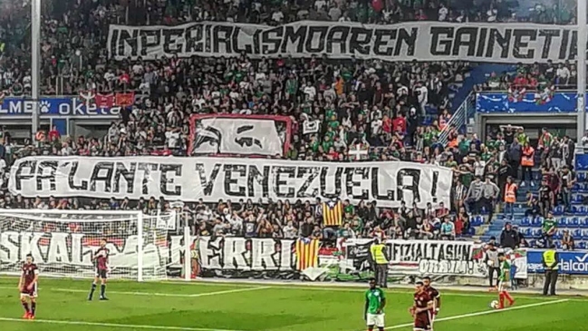 Polémica por pancartas de Hugo Chávez en duelo del País Vasco ante Venezuela