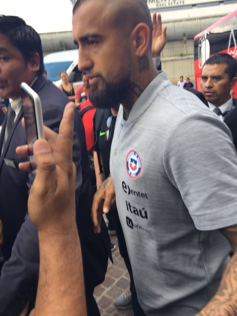 Arturo Vidal se robó las miradas en la llegada de la Roja a Querétaro