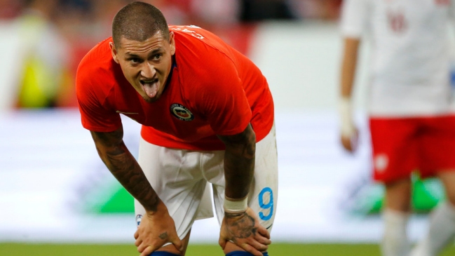 Nicolás Castillo le dio la victoria a la Roja ante México con un potente remate en el área