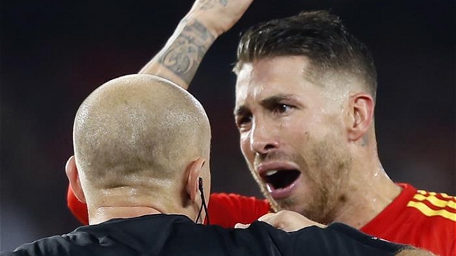 Sergio Ramos respondió a la prensa inglesa por acusaciones de pisar a Raheem Sterling