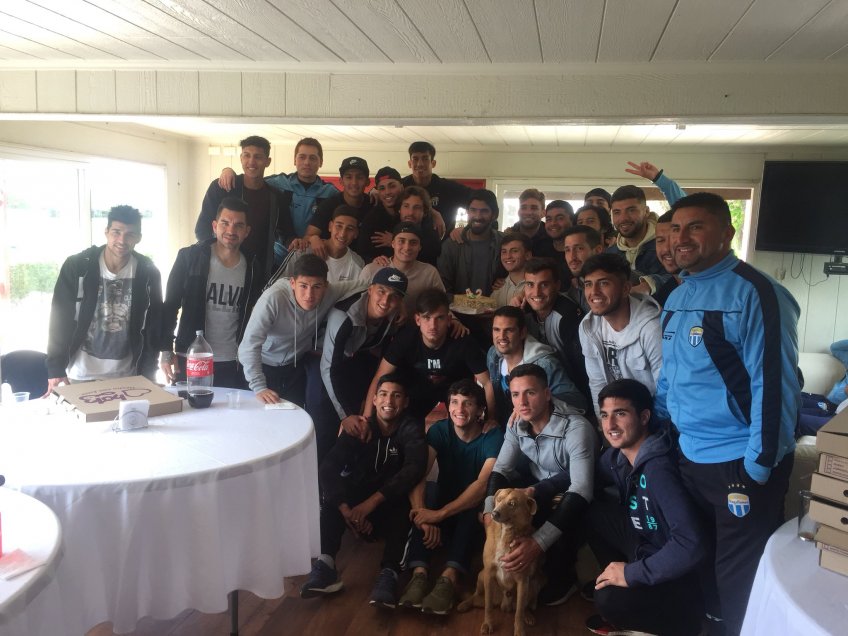 Plantel de Magallanes celebró el cumpleaños 42 de Sabastián Abreu