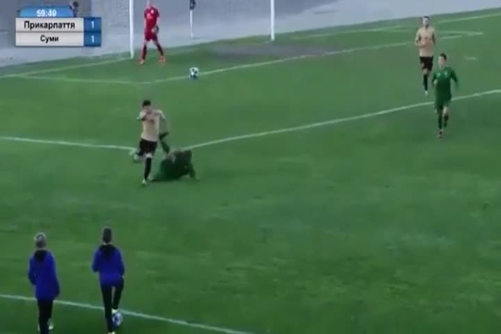 La sorprendente patada en el fútbol ucraniano que dio la vuelta al mundo