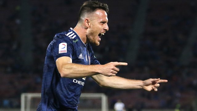 Un imparable cabezazo de Henríquez le dio a la U la ventaja sobre Everton