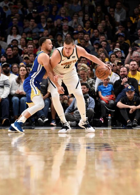 Los Warriors perdieron el invicto en la NBA ante unos inspirados Nuggets