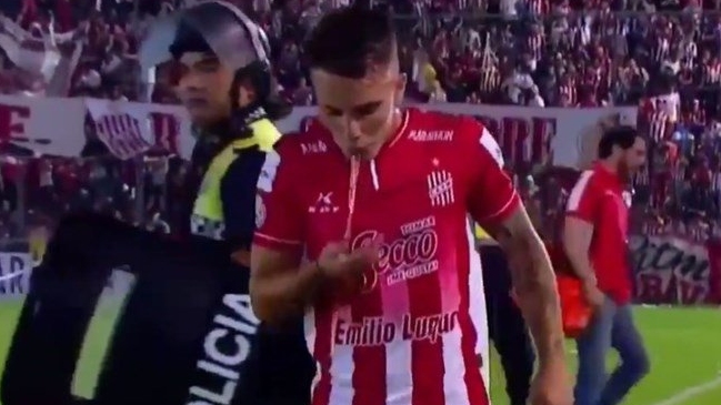 Jugador de San Martín de Tucumán usó un escupitajo para peinarse el cabello
