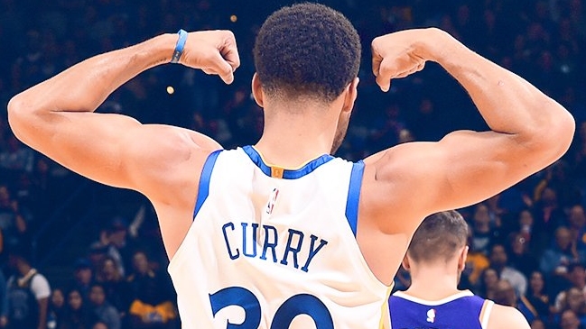 Stephen Curry y Golden State Warriors exhibieron poder ofensivo ante Phoenix Suns