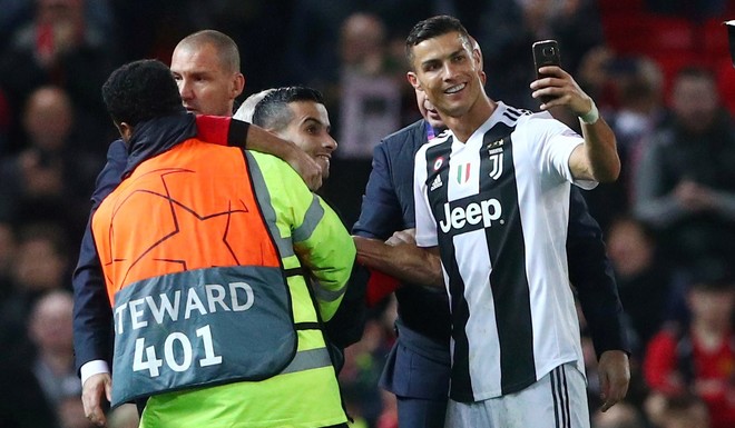 Crack: Cristiano Ronaldo se sacó una selfie con hincha que invadió la cancha en Old Trafford
