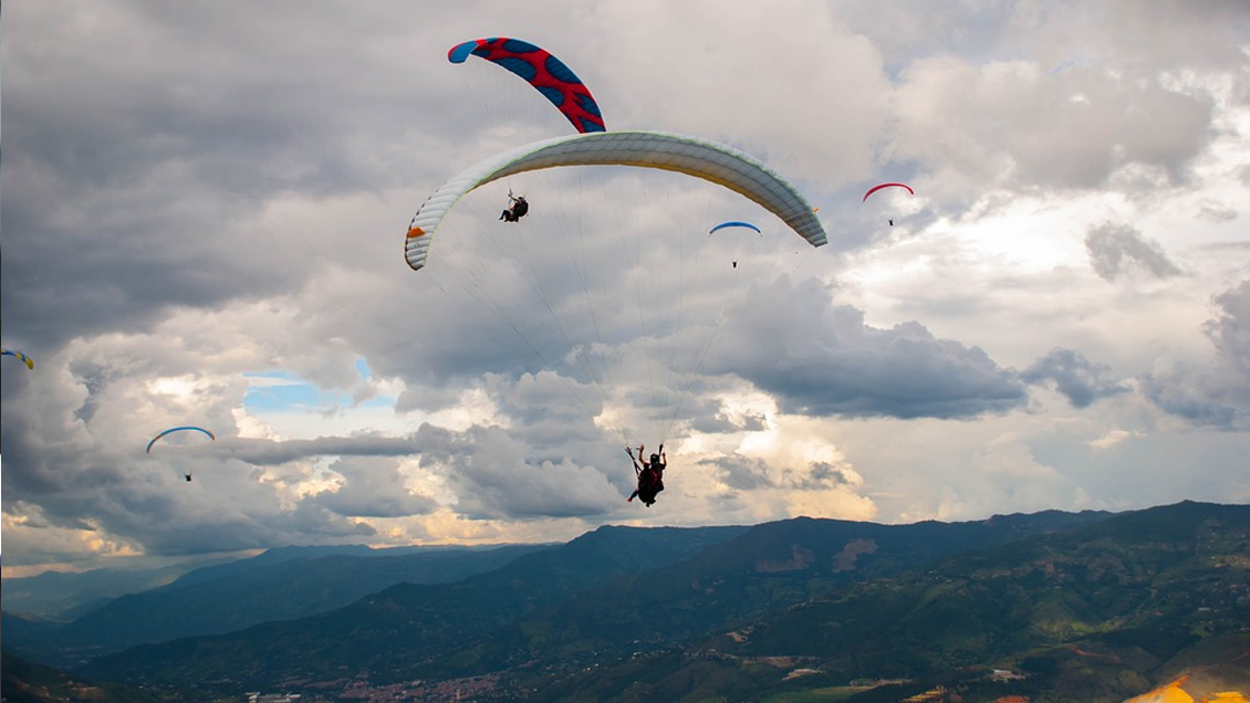 Parapentista español perdido por cinco días en el Himalaya fue rescatado “en perfecto estado”