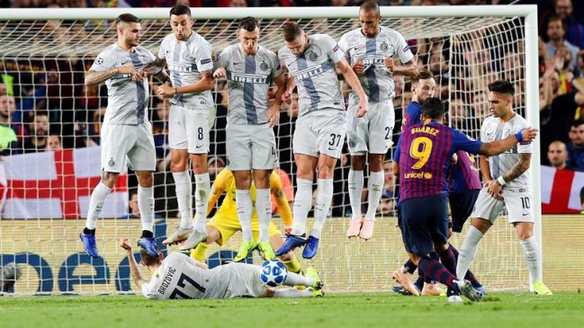 La efectiva y poco convencional técnica que usó jugador de Inter para tapar tiro libre a Luis Suárez