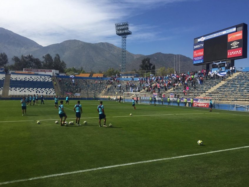 Hinchas de la UC llegaron a San Carlos de Apoquindo para alentar de cara al clásico