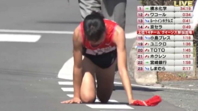 Atleta japonesa terminó carrera de rodillas pese a que sufrió fractura en una pierna