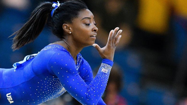Simone Biles se sobrepuso a un cálculo renal y pavimentó su ruta al oro mundial