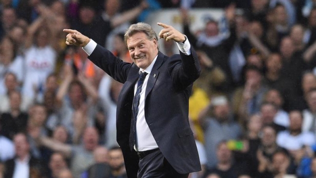 Ex técnico inglés Glenn Hoddle se mantiene grave, pero respondiendo a su tratamiento