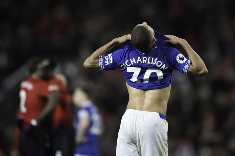 Los inspirados Martial y Pogba guiaron a Manchester United en su victoria sobre Everton