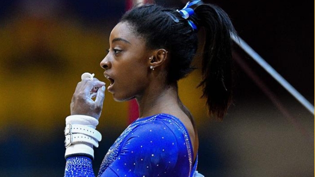 La estadounidense Simone Biles se encamina hacia el pleno en el Mundial