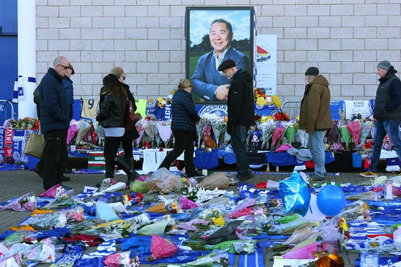 Hinchas de Leicester siguen evidenciando su dolor por muerte del presidente del club