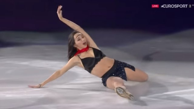 Patinadora rusa se atrevió con una osada rutina vestida de azafata y ganó el primer puesto