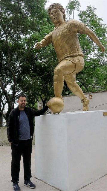 Inauguraron mural y estatua de Diego Maradona a metros del lugar de su debut