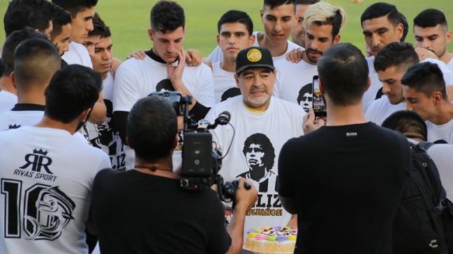 Jugadores de Dorados de Sinaloa untaron el rostro de Maradona con su torta de cumpleaños