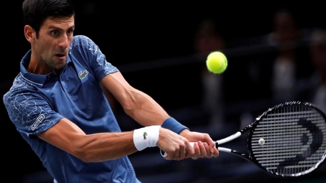 Djokovic aprovechó el retiro de Dzumhur para seguir avanzando en París