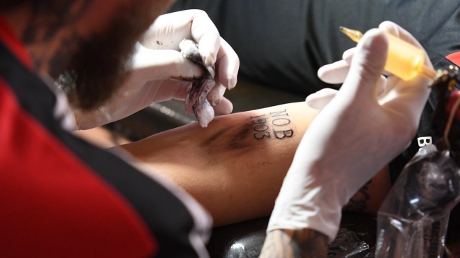Miles de hinchas de Newell’s participaron en masiva sesión de tatuajes por su 115° aniversario