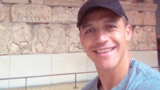 Alexis se distrajo en el British Museum luego del triunfo de Manchester United sobre Bournemouth