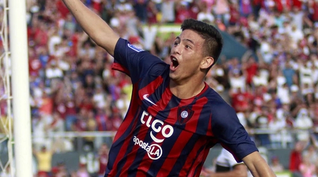 Con 14 años marcó su primer gol como profesional en el clásico paraguayo