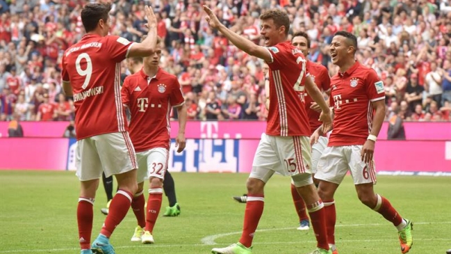 Mujer de Thomas Müller debió ofrecer disculpas al DT de Bayern Munich por criticarlo en Instagram