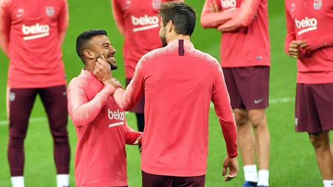 Un distraído Gerard Piqué se golpeó con el espejo retrovisor del bus de Barcelona