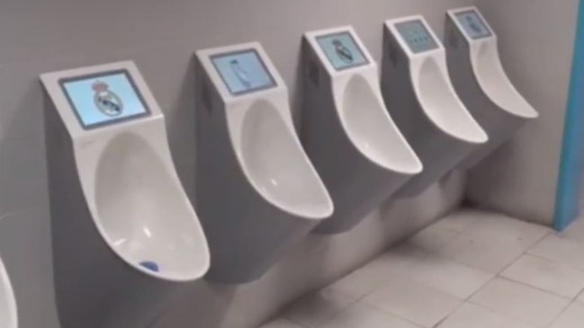 Real Madrid instaló pantallas en los urinarios del Estadio “Santiago Bernabéu”