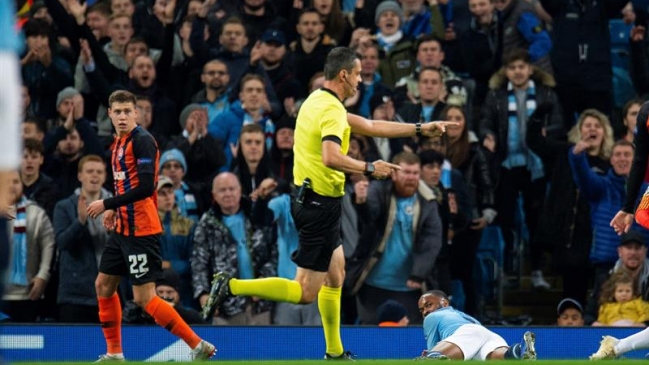 Raheem Sterling ofreció disculpas al árbitro por el penal inexistente ante Shakhtar