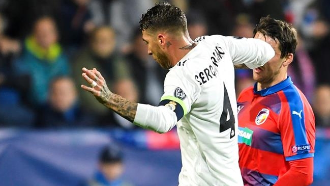 Sergio Ramos dejó sangrando a jugador de Viktoria Plzen por artero codazo