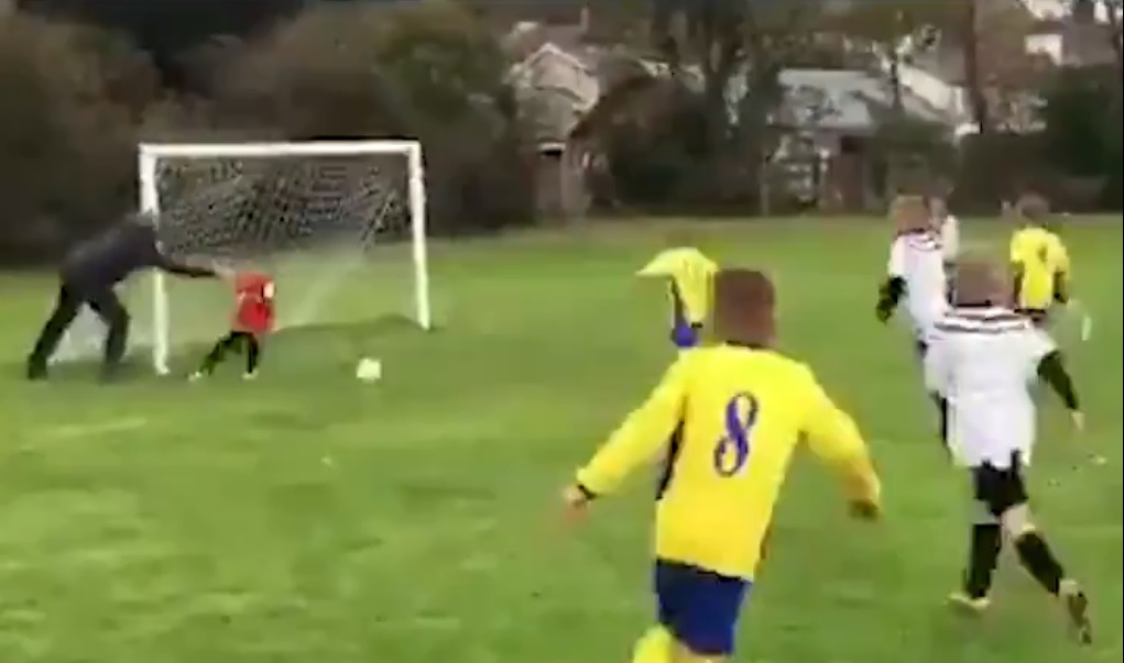 ¿El padre del año?: Empujó a su hijo portero para que atajara un disparo rival