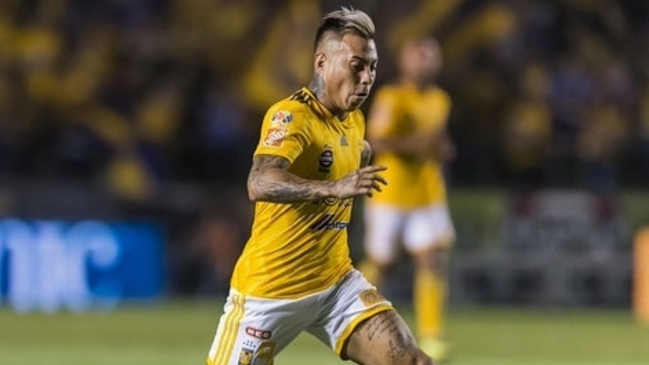 Eduardo Vargas se matriculó con dos goles en la contundente goleada de Tigres sobre Puebla