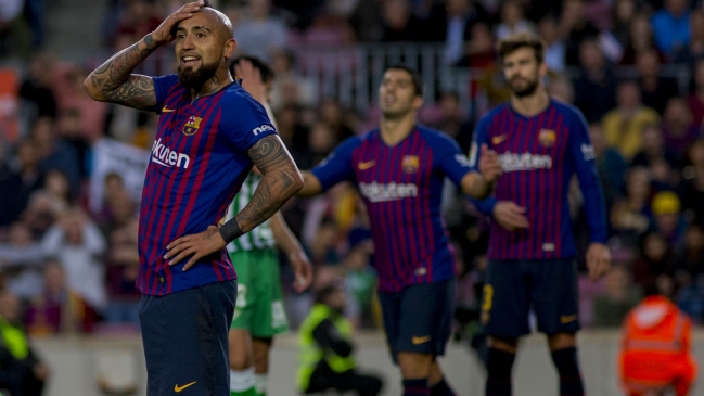 Arturo Vidal anotó un gol y dio una asistencia en dura derrota de Barcelona ante Real Betis