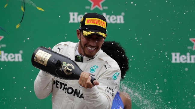 Hamilton le arrebató el triunfo a un Verstappen fastidiado por Ocon