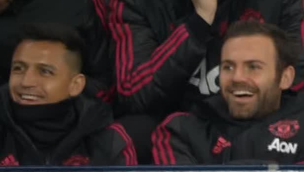 Hinchas de Manchester United explotaron por risas de Alexis y Juan Mata en derrota contra el City