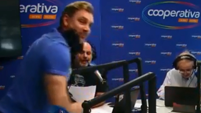 ¡Cuidado Barti! La caída que sufrió el comentarista de Al Aire Libre en el inicio del programa