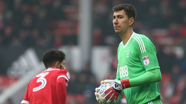 Arquero de Nottingham Forest copó las redes con una curiosa intervención