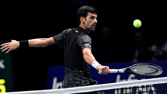 Un sólido Novak Djokovic derrotó a Zverev y se acercó a semifinales del Masters de Londres