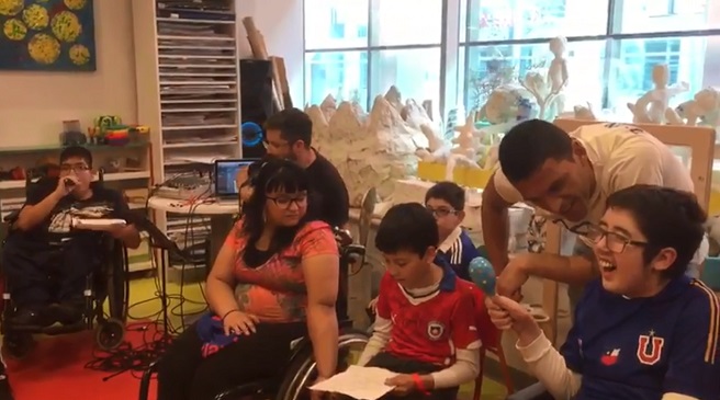 Niños del Instituto Teletón cantaron el himno de Universidad de Chile junto al plantel