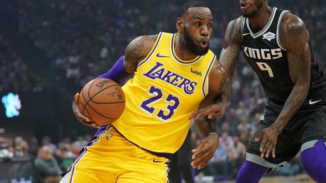 Un descomunal LeBron James comandó el cuarto triunfo seguido de los Lakers