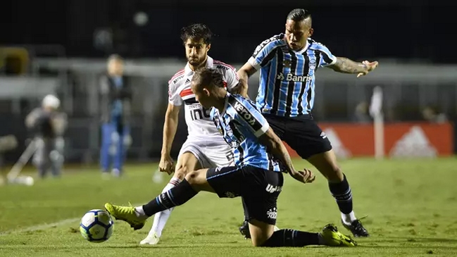 El absurdo autogol que marcó un zaguero de Gremio ante Sao Paulo