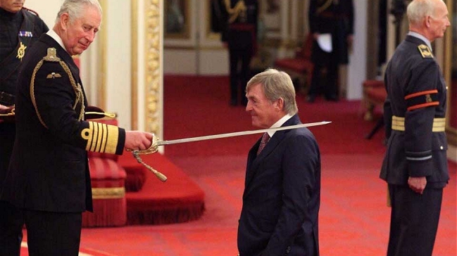 El escocés Kenny Dalglish, leyenda de Liverpool, es investido caballero